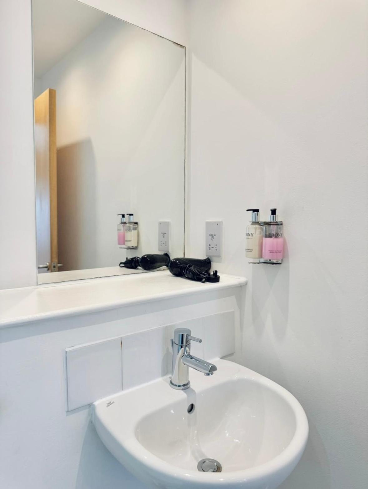 Modern Two Bedroom Apartments เอดินบะระ ภายนอก รูปภาพ